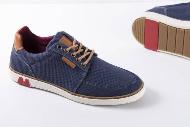 Beyaz zemin üzerine mavi deri Erkek Ayakkabı.