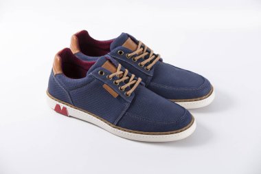 Beyaz zemin üzerine mavi deri Erkek Ayakkabı.