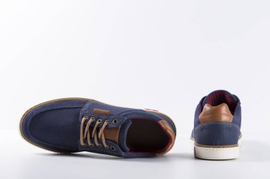 Beyaz zemin üzerine mavi deri Erkek Ayakkabı.