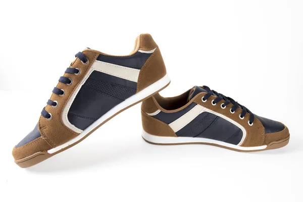 Sneaker uomo in pelle marrone e blu su sfondo bianco . — Foto Stock