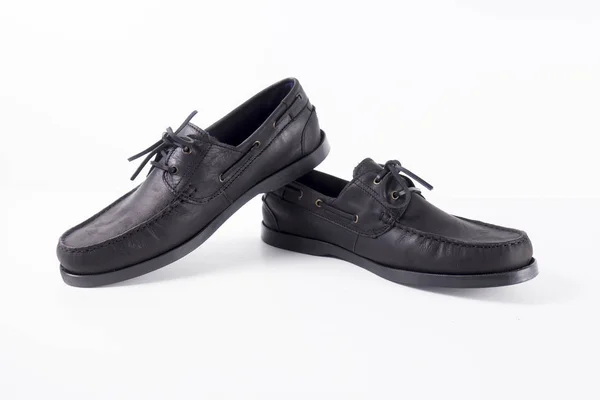Zapato de cuero negro masculino sobre fondo blanco . — Foto de Stock