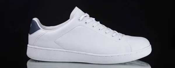 Beyaz arka plan üzerinde beyaz erkek spor ayakkabı — Stok fotoğraf