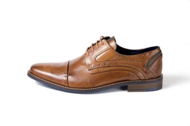 Beyaz arka plan üzerinde erkek kahverengi deri ayakkabı