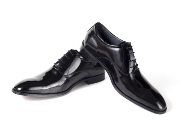 Beyaz arka planda siyah deri erkek Klasik Ayakkabı
