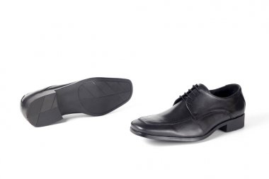 Beyaz arka planda siyah deri erkek Klasik Ayakkabı