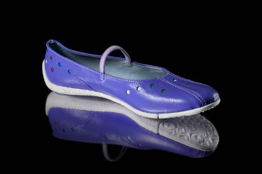 Kadın renk deri ayakkabı siyah arka plan üzerine