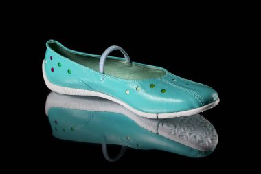 Siyah zemin üzerine yeşil deri kadın ayakkabı