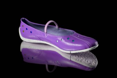 Kadın renk deri ayakkabı siyah arka plan üzerine