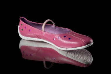 Kadın renk deri ayakkabı siyah arka plan üzerine