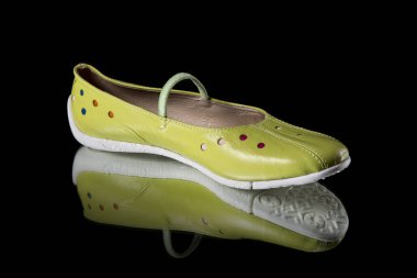 Siyah zemin üzerine yeşil deri kadın ayakkabı