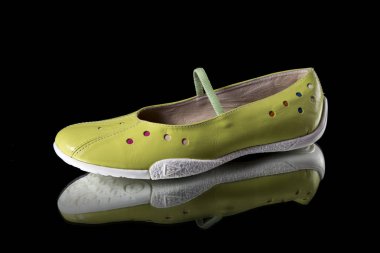 Siyah zemin üzerine yeşil deri kadın ayakkabı