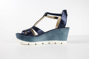 Beyaz arka plan üzerinde kadın mavi deri sandalet