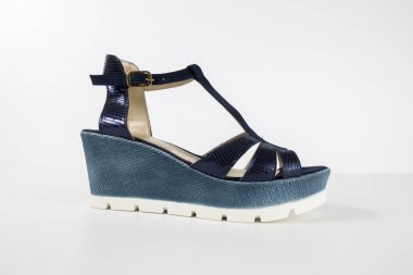 Beyaz arka plan üzerinde kadın mavi deri sandalet