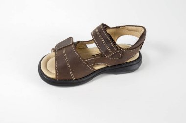Beyaz arka plan üzerinde erkek kahverengi Sandal
