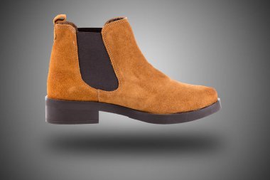 Arka plan üstünde kadın kahverengi deri çizme