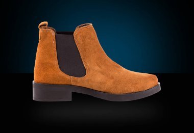 Arka plan üstünde kadın kahverengi deri çizme