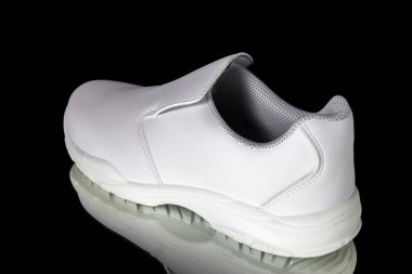 Siyah arka plan üzerine beyaz deri Erkek Ayakkabı