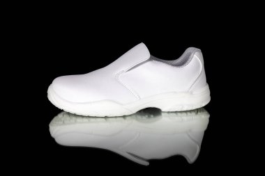 Siyah arka plan üzerine beyaz deri Erkek Ayakkabı