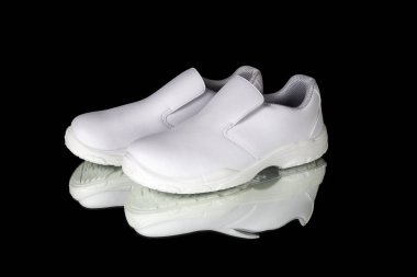 Siyah arka plan üzerine beyaz deri Erkek Ayakkabı