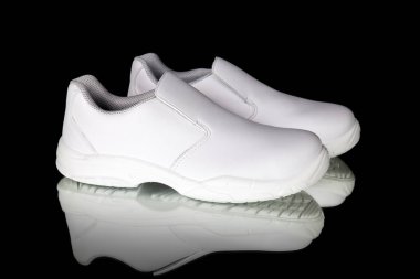 Siyah arka plan üzerine beyaz deri Erkek Ayakkabı