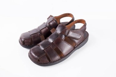 Beyaz arka plan üzerinde erkek kahverengi Sandal