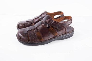 Beyaz arka plan üzerinde erkek kahverengi Sandal