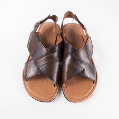 Beyaz arka plan üzerinde erkek kahverengi Sandal