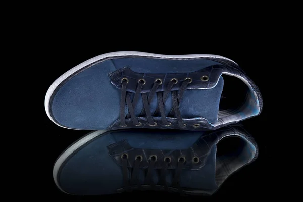 Férfi kék cipő fekete háttér — Stock Fotó