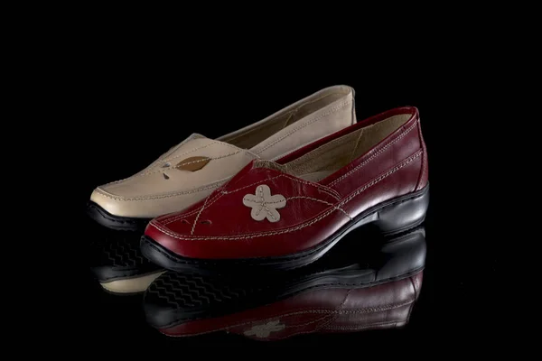 Взуття жіноче червоно-коричневі шкіряні на чорному фоні — стокове фото