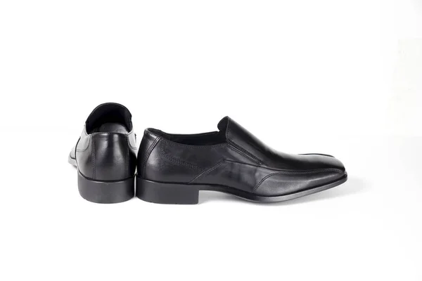 Männliches schwarzes Leder klassischer Schuh auf weißem Hintergrund — Stockfoto