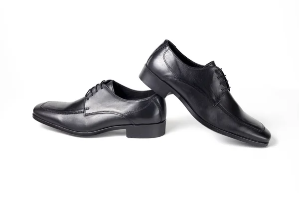 Мужская черная кожа классическая обувь на белом фоне — стоковое фото
