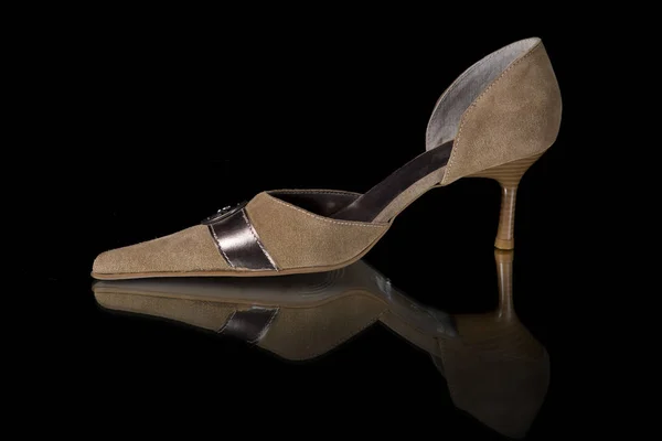 Sandália de couro marrom feminino em fundo preto — Fotografia de Stock