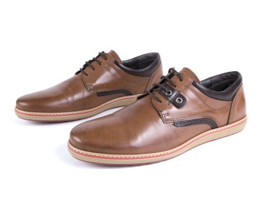 Beyaz arka plan üzerinde erkek kahverengi deri ayakkabı