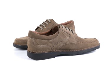 Beyaz arka plan üzerinde erkek kahverengi deri ayakkabı