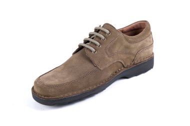 Beyaz arka plan üzerinde erkek kahverengi deri ayakkabı