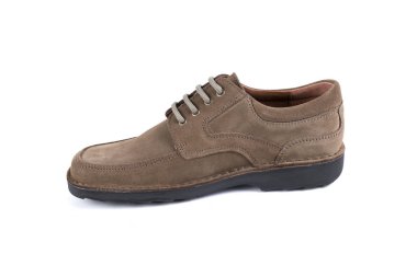 Beyaz arka plan üzerinde erkek kahverengi deri ayakkabı