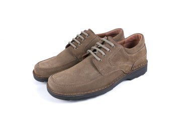 Beyaz arka plan üzerinde erkek kahverengi deri ayakkabı