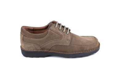 Beyaz arka plan üzerinde erkek kahverengi deri ayakkabı