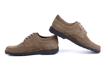 Beyaz arka plan üzerinde erkek kahverengi deri ayakkabı