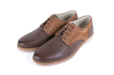 Beyaz arka plan üzerinde erkek kahverengi deri ayakkabı