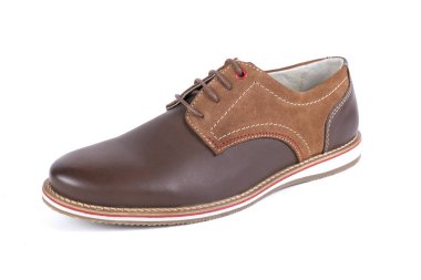 Beyaz arka plan üzerinde erkek kahverengi deri ayakkabı