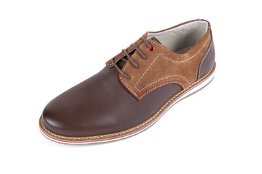 Beyaz arka plan üzerinde erkek kahverengi deri ayakkabı