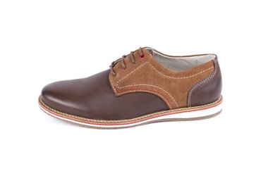 Beyaz arka plan üzerinde erkek kahverengi deri ayakkabı