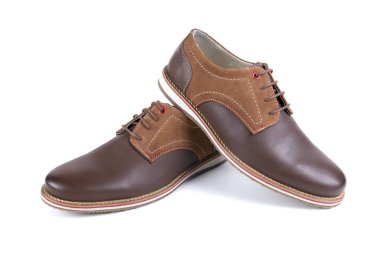 Beyaz arka plan üzerinde erkek kahverengi deri ayakkabı