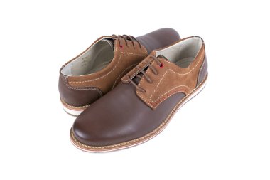 Beyaz arka plan üzerinde erkek kahverengi deri ayakkabı