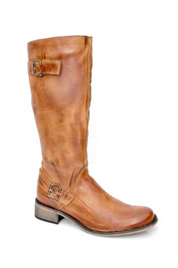 Beyaz arka plan üstünde kadın kahverengi deri çizme