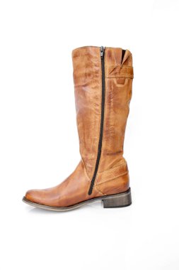 Beyaz arka plan üstünde kadın kahverengi deri çizme