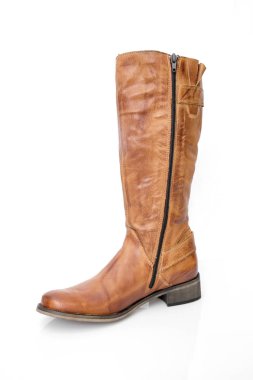 Beyaz arka plan üstünde kadın kahverengi deri çizme