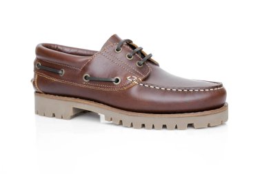 Beyaz arka plan üzerinde erkek kahverengi deri ayakkabı