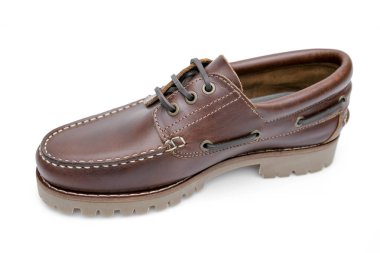 Beyaz arka plan üzerinde erkek kahverengi deri ayakkabı